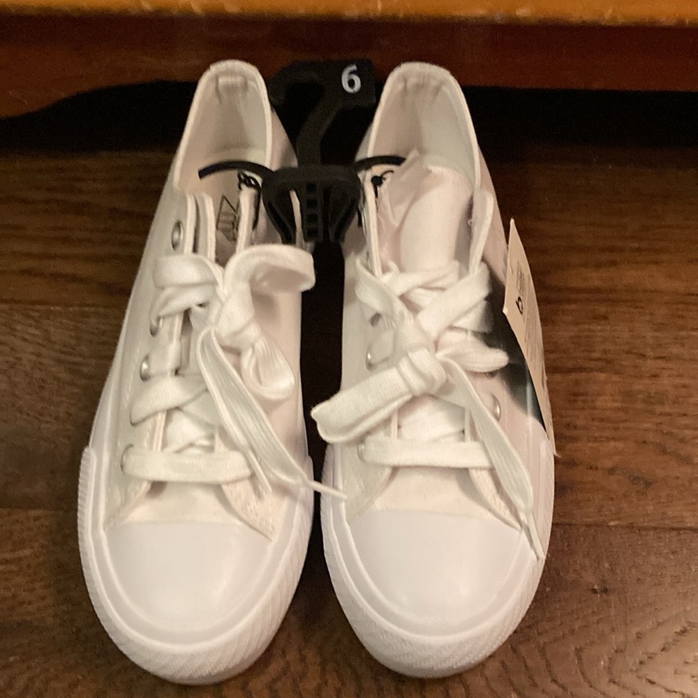 BRAND-NEW GIRLS GYM SHOES SIZE 6! NWT! SMOKE FREE HOME! - Picture 2 of 5